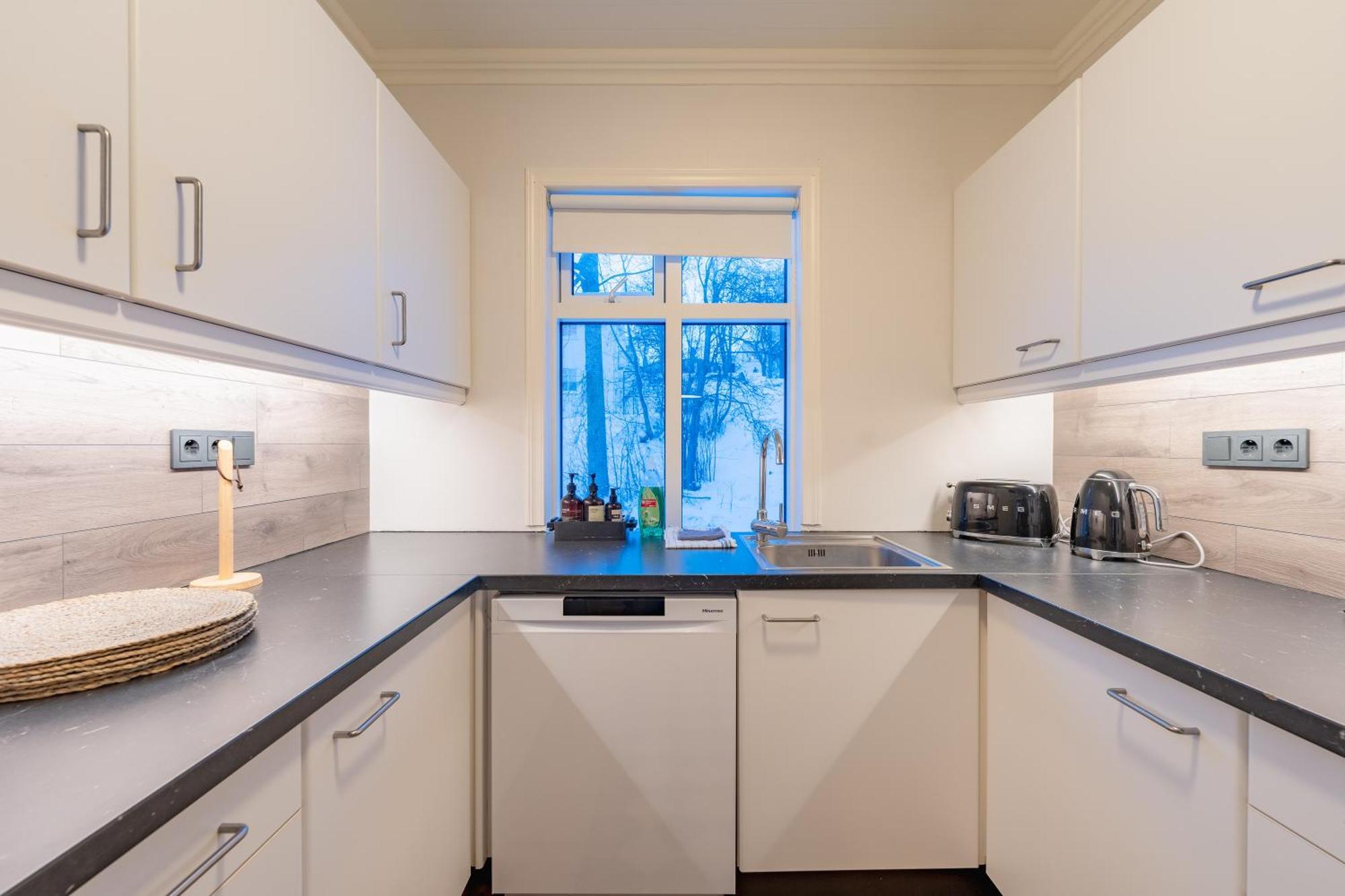 Day Dream Central Akureyri Three Bedroom Apt ภายนอก รูปภาพ