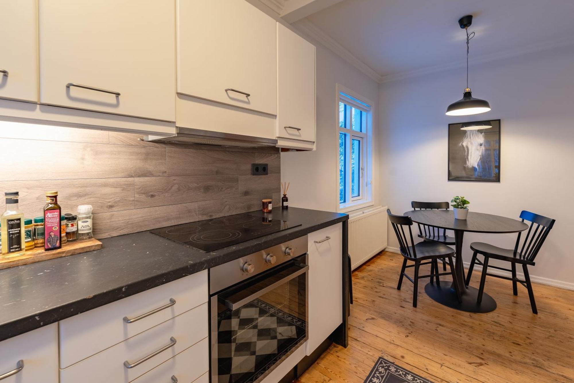 Day Dream Central Akureyri Three Bedroom Apt ภายนอก รูปภาพ