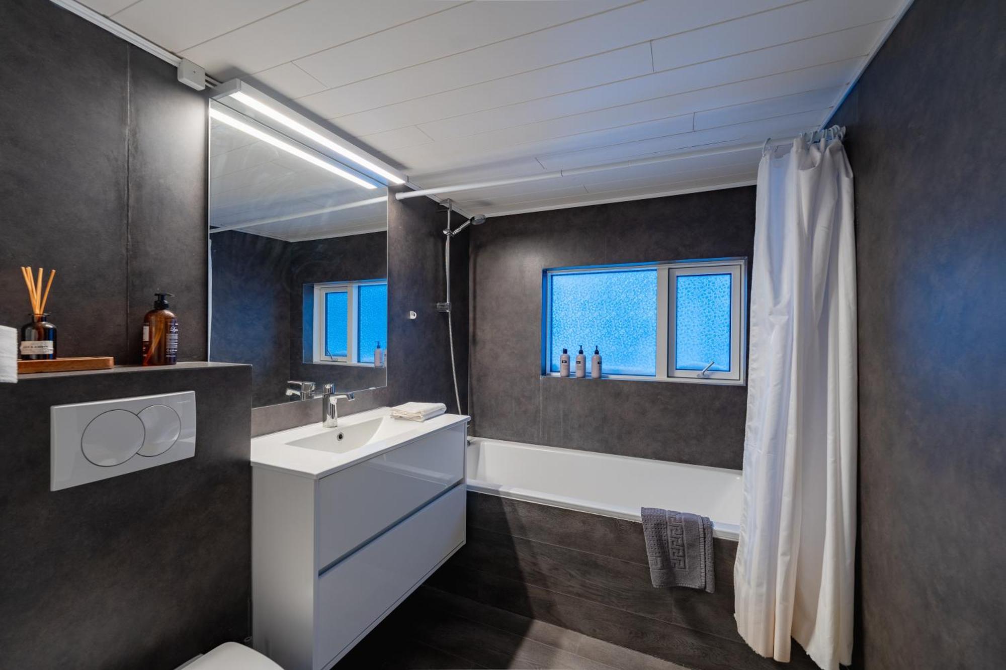Day Dream Central Akureyri Three Bedroom Apt ภายนอก รูปภาพ