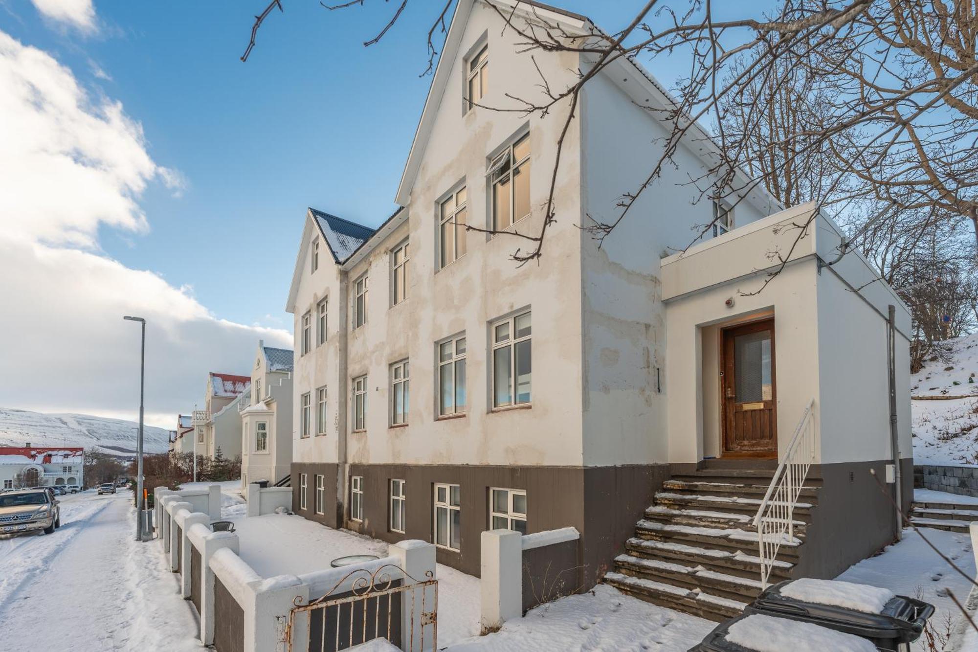 Day Dream Central Akureyri Three Bedroom Apt ภายนอก รูปภาพ